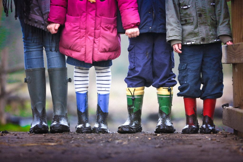 quatre enfants alignés se tenant la main
